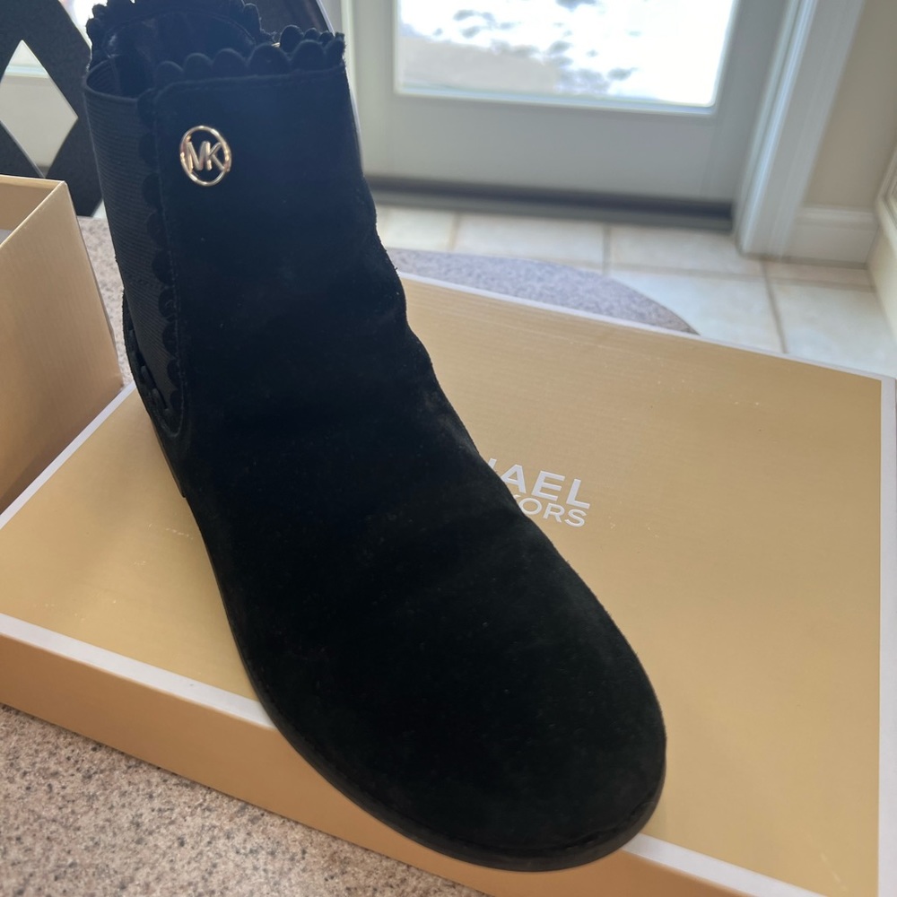 Pre-Owned Michael Kors Kids Scalloped Black Suede Boots - Sz 6